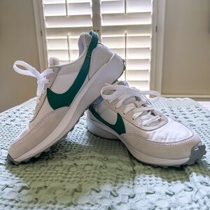 Women's Waffle Debut Retro Sneaker NIKE